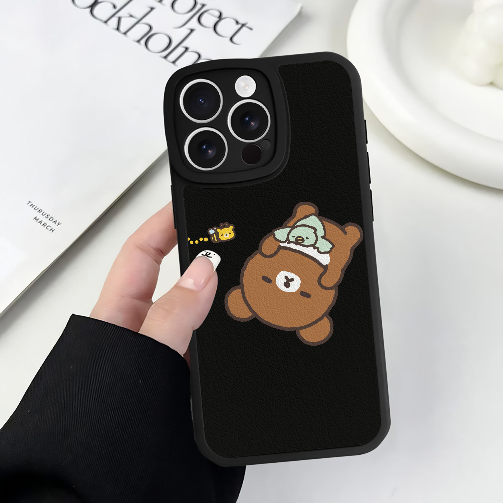（画像用） リラックマ リラックマ キイロイトリ Rilakkuma Korilakkuma Kiiroitori 【iPhone 16シリーズ対応】シリコンスマホケース（レザー調） 材質：シリコン